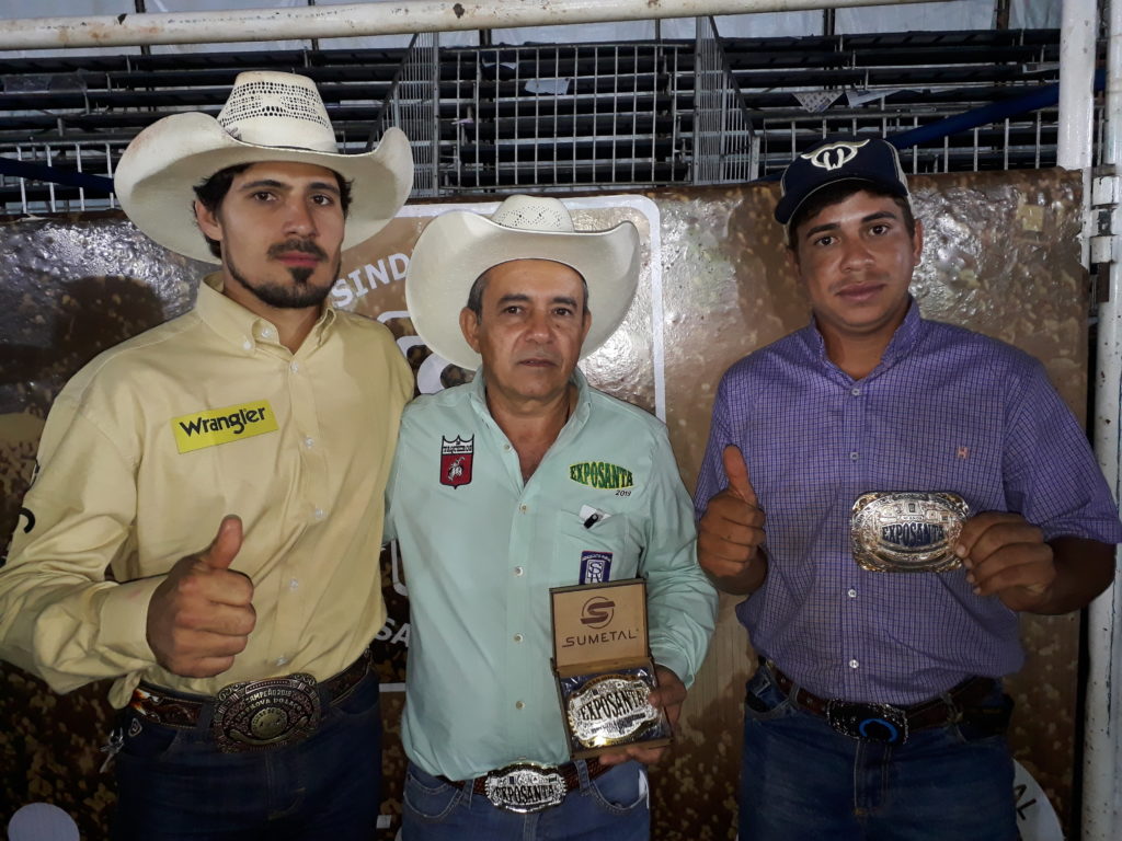 Peão de Uberaba vence rodeio em touros no 8º Rodeio da Solidariedade de  Presidente Olegário