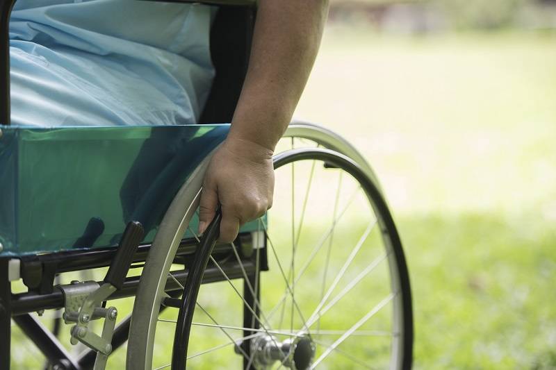Homem com esquizofrenia é detido após esfaquear mãe na cadeira de rodas