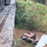 Colisão lateral entre duas carretas em ponte da BR-153 em Prata