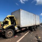 Batida traseira entre caminhões na BR-365 mata motorista de 77 anos