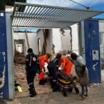 Bombeiros atendem homem após acidente em demolição de construção em Ituiutaba