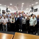 Senador Carlos Viana discute desenvolvimento regional com prefeitos na sede da AMVAP