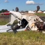 Avião de pequeno porte capota ao tentar pouso de emergência no aeroporto de Araguari