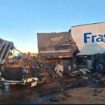 Vídeo: Carretas ficam destruídas em acidente na BR-365 com três veículos em Monte Carmelo