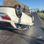 Carro capota após zigue-zague e motorista foge na BR-050 em Uberlândia