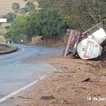 Carreta carregada com etanol tomba na BR-153 em Canápolis e interdita pista