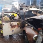 Bombeiros combatem incêndio em veículo dentro de oficina mecânica em Ituiutaba
