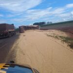 Carreta com carga de soja tomba e interdita faixa na MGC-455 entre Pirajuba e Campo Florido