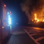 Carreta carregada com eletrodomésticos pega fogo na BR-365, em Indianópolis (MG)