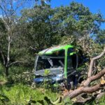 Ônibus com 21 passageiros sai da pista e colide contra árvores na MG-413 em Araguari