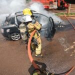 Corpo de Bombeiros combatem incêndio em veículo em via pública em Ituiutaba
