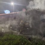 Carreta carregada com aço pega fogo na BR-365 em Uberlândia