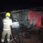 Bombeiros combatem incêndio em veículo e residência na zona rural de Ituiutaba