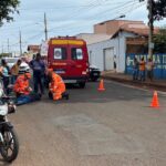 Motociclista perde controle de moto e bate em carro estacionado em Ituiutaba