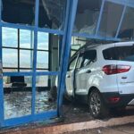 Carro invade aeroporto de Fronteira e destrói entrada do terminal