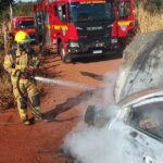 Corpo de Bombeiros combate incêndio em veículo em Ituiutaba