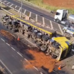 Carreta carregada com pisos tomba no Anel Viário Leste de Uberlândia