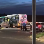 Ônibus de Uberlândia passa sobre pernas de mulher em bike elétrica
