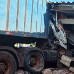 Carreta descontrolada invade comércio e destrói rua em Capinópolis