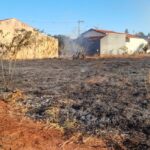 Brigada apaga incêndio próximo a residências no Parque das Acácias