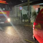 Raio cai, provoca curto atrás de guarda-roupa e casa pega fogo em condomínio de Uberlândia