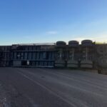 Caminhão carregado com papelão tomba na MGC-455 e interdita pista nos dois sentidos em Planura