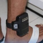 Homem foragido da Justiça é localizado por tornozeleira eletrônica enquanto curtia a Praia do Lago Azul em São Simão (GO)