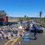 Acidente com carreta carregada de amaciantes interdita trecho da BR-050, em Uberlândia
