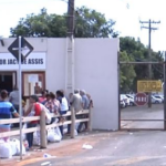 Oito mulheres são flagradas com drogas, fumo e minicelular ao tentar entrar no Presídio Jacy de Assis, em Uberlândia
