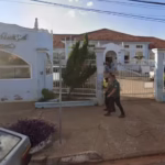 Homem confunde cola instantânea com colírio e para no hospital com olho colado em MG