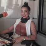 Valéria D’Ávila comanda o programa Band+ na Band FM Santa Vitória