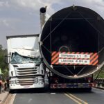 Carretas ficam “engastaiadas” em ponte na BR-153, em Prata
