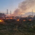 Brigadistas controlam incêndio em lote vago e evitam propagação das chamas ao lado da subestação de luz em Santa Vitória