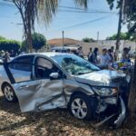 Samu socorre vítima após batida entre dois carros em cruzamento em Santa Vitória