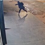 Víde: Homem quebra vidro de loja e furta caixas de som em Santa Vitória