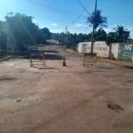 Prefeitura interdita travessia da Rua Salustiano Caixeta para obras de canalização do Córrego Santa Vitória