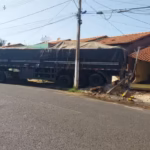 Caminhão bate em casas e moradora diz ter ficado com prejuízo de R$ 15 mil em Prata