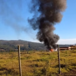 Vídeo: Avião pequeno cai e pega fogo em MG; piloto se salva