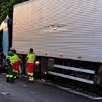 Acidente com carro e duas carretas deixa dois mortos na BR-365, em Monte Alegre de Minas