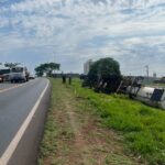 Carreta tomba na MGC-497 e tanques caem em ribanceira em Uberlândia