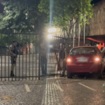 Motorista embriagado perde o controle de carro e colide contra grade do Centro Municipal de Cultura de Uberlândia