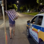 PM prende dupla que furtou e carregou portão pelas ruas do bairro Saraiva, em Uberlândia