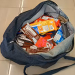 Homem usa golpe ‘mata-leão’ para tentar roubar mais de 100 barras de chocolate de farmácia e é preso em Uberlândia