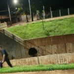 Cãozinho cai no Córrego Santa Vitória; resgate deve ser feito em breve