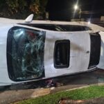 Pai e dois filhos ficam feridos após carro capotar em Uberlândia