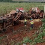 Carreta carregada com soja tomba em ribanceira e deixa motorista preso às ferragens em Uberlândia