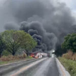 Vídeo: Batida entre duas carretas deixa feridos na MGC-497, em Uberlândia