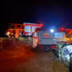 Motorista fica presa às ferragens após carro bater contra árvore na BR-364, em Frutal