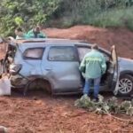 Chevrolet Spin sai da pista após eixo traseiro se soltar na MG-255 e deixa trabalhadores feridos